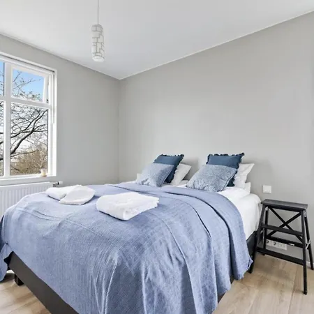 Cheerful Down Town Apartment *