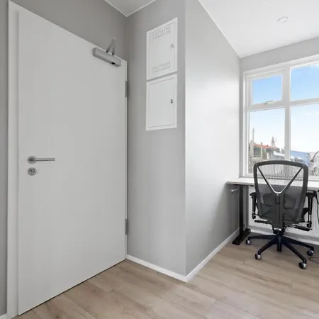 Cheerful Down Town Apartment *